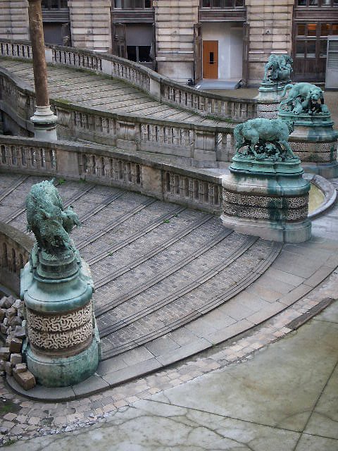 Louvre-walkways-bronze-anim