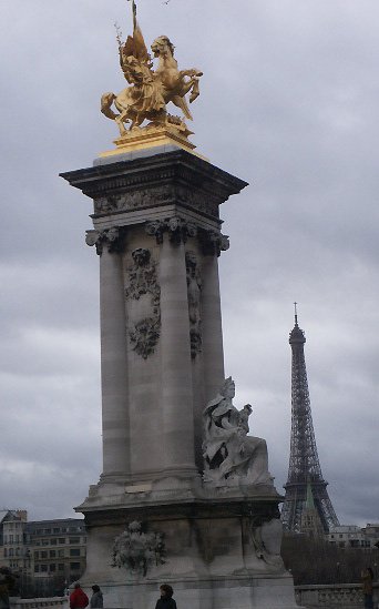 Paris-statue-&-Eifel-Tower
